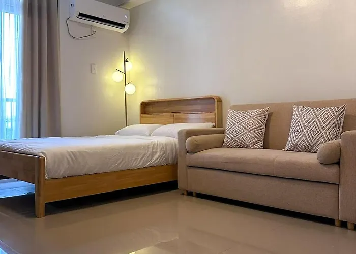 Linear Living - Furnished Near Airport Apartment *