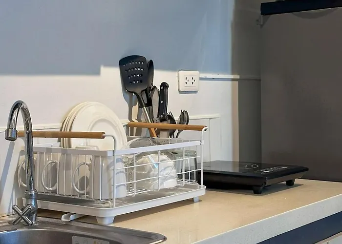 Linear Living - Furnished Near Airport Apartment *